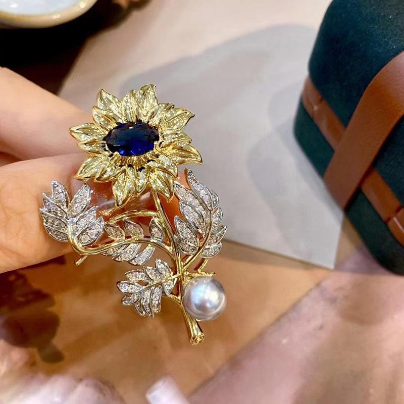 Women s Novelty Natural Pearl Vintage Van Gogh Sunflower Brooch Elegant Temperament Party Corsage Suit Jacket Pin
Women s Novelty Natural Pearl Vintage Van Gogh Sunflower Brooch Elegant Temperament Party Corsage Suit Jacket Pin