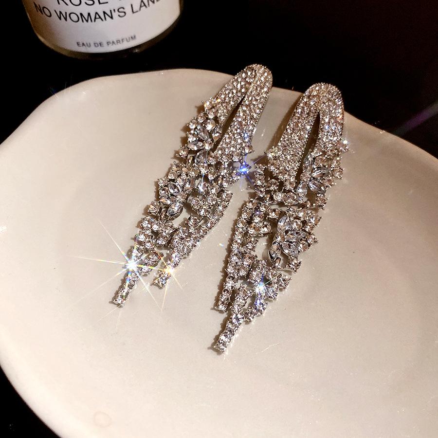Silver Needle Diamond Geometric Tassel Earrings European and American Retro Elegant Simple Fashion Earrings Light Luxury High-end Earrings Women
Silver Needle Diamond Geometric Tassel Earrings European and American Retro Elegant Simple Fashion Earrings Light Luxury High-end Earrings Women
