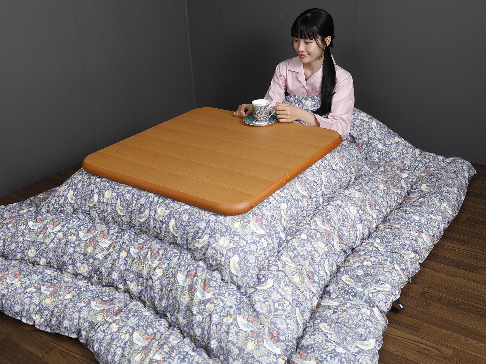 Романс Косуги Котацу Одеяло, Квадратное (200 х 200 см), Синий, V&A (Музей Виктории и Альберта) «Клубничный вор», Сделано в Японии
Романс Косуги Котацу Одеяло, Квадратное (200 х 200 см), Синий, V&A (Музей Виктории и Альберта) «Клубничный вор», Сделано в Японии