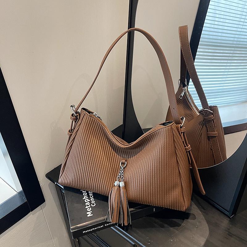 Маленькая сумка высокого класса женская однотонная простая полосатая модная текстура изысканная сумка-мессенджер тоут темно-коричневого
Маленькая сумка высокого класса женская однотонная простая полосатая модная текстура изысканная сумка-мессенджер тоут темно-коричневого