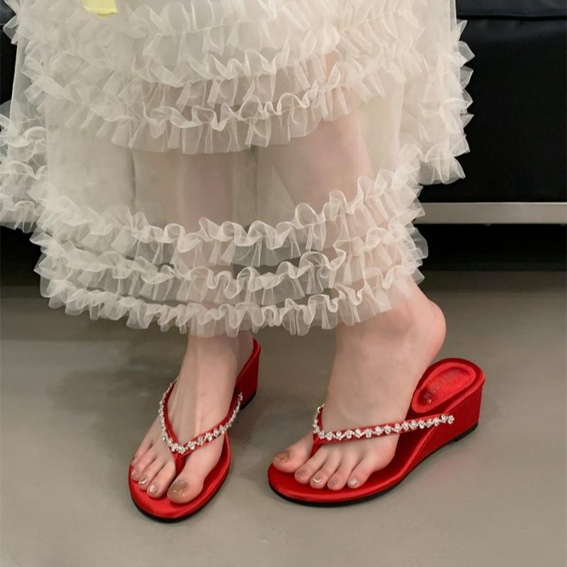 Rhinestone with sloping heel flip-flops female summer casual wear holiday beach temperament fashionable cool slippers 39 срібний
Rhinestone with sloping heel flip-flops female summer casual wear holiday beach temperament fashionable cool slippers 39 срібний