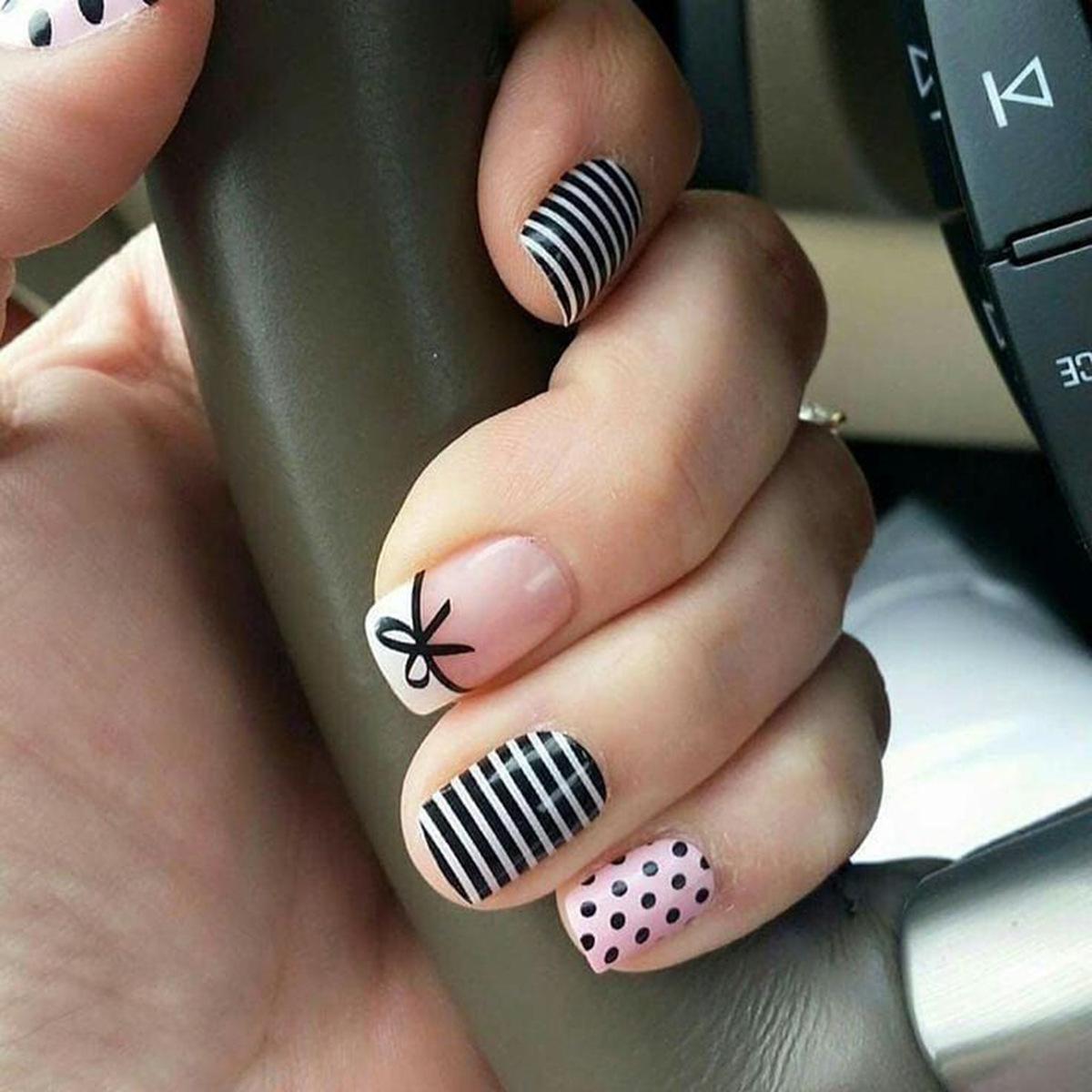 Medium-Sized Square False Nails with Black & White Stripes, Polka Dots & Bow - Cute European & American Style, Hot Selling F-938
Medium-Sized Square False Nails with Black & White Stripes, Polka Dots & Bow - Cute European & American Style, Hot Selling F-938