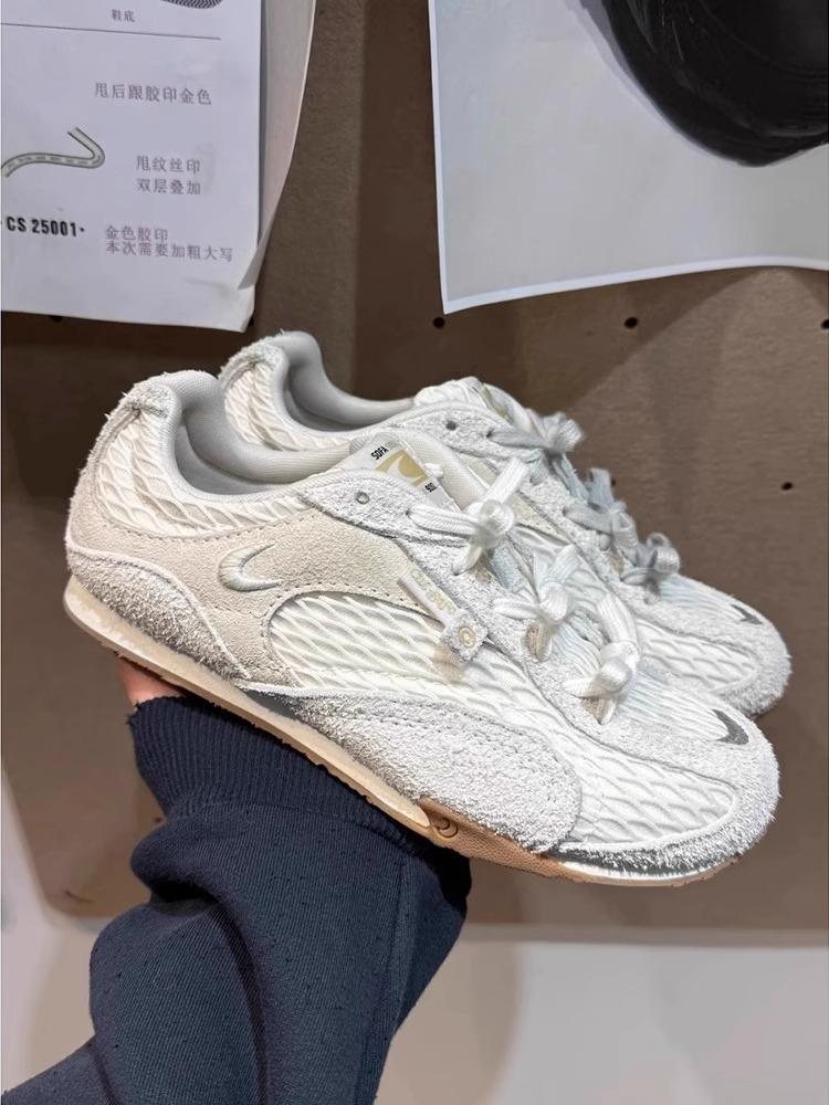 Fishing net thick-soled German training shoes, versatile coarse mesh breathable thin sole shoes, retro washed sports leisure running shoes 40
Fishing net thick-soled German training shoes, versatile coarse mesh breathable thin sole shoes, retro washed sports leisure running shoes 40