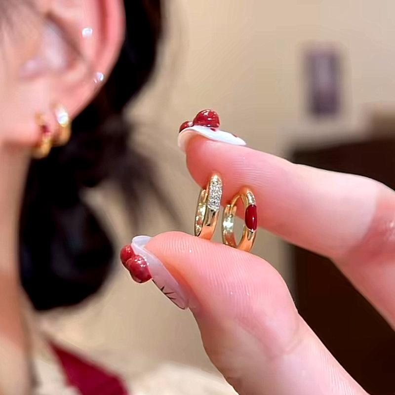 Drip oil zircon circle ear buckle Korean version niche design earrings ins fashion versatile earrings women
Drip oil zircon circle ear buckle Korean version niche design earrings ins fashion versatile earrings women
