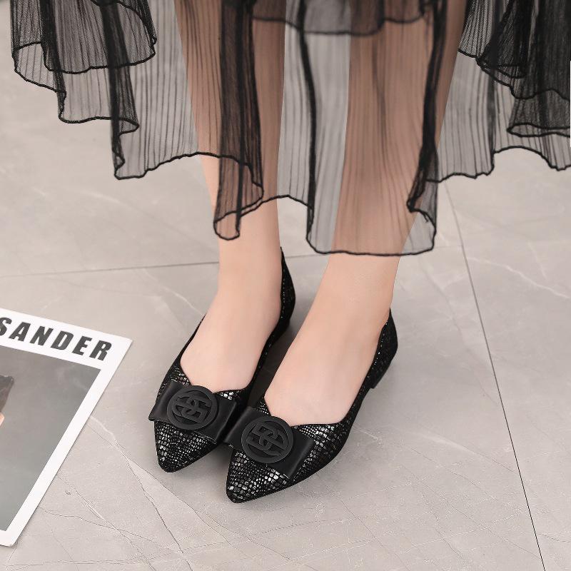 Женские черно-бежевые туфли-лодочки из мягкой кожи с нескользящей подошвой для работы - Удобная профессиональная обувь для собеседований и бортпроводников 39 чёрный
Женские черно-бежевые туфли-лодочки из мягкой кожи с нескользящей подошвой для работы - Удобная профессиональная обувь для собеседований и бортпроводников 39 чёрный