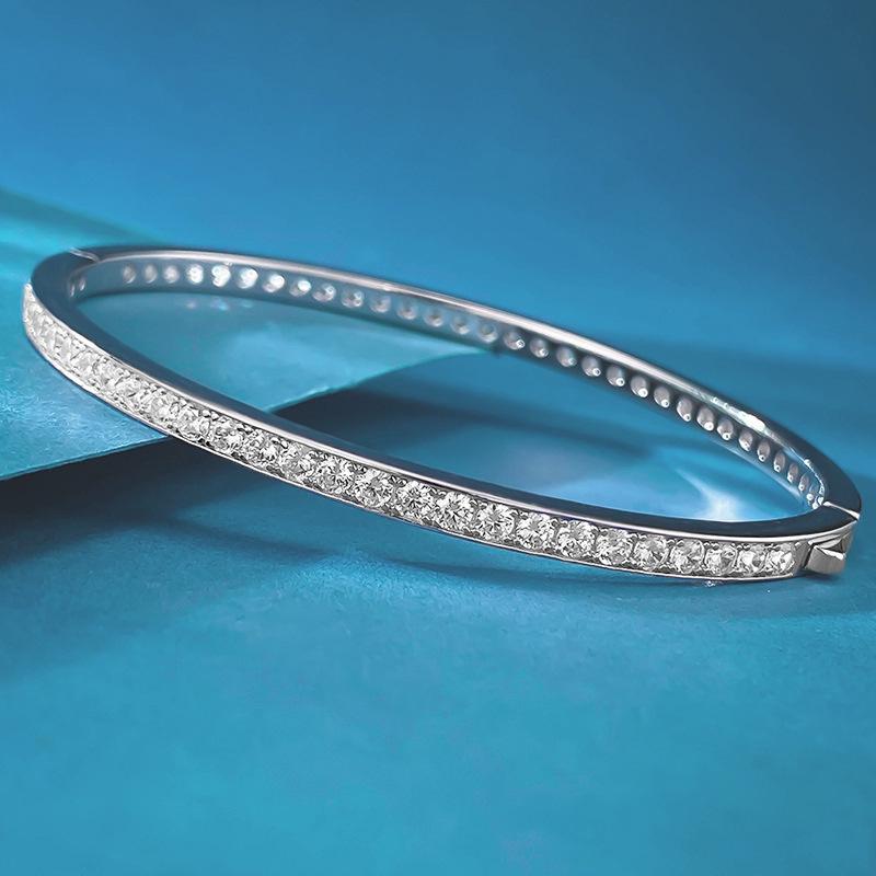 Hui Zhi Yi 925 Sterling Silver White Gold-Plated Semi-Diamond Bangle Women s Bracelet 17cm
Hui Zhi Yi 925 Sterling Silver White Gold-Plated Semi-Diamond Bangle Women s Bracelet 17cm