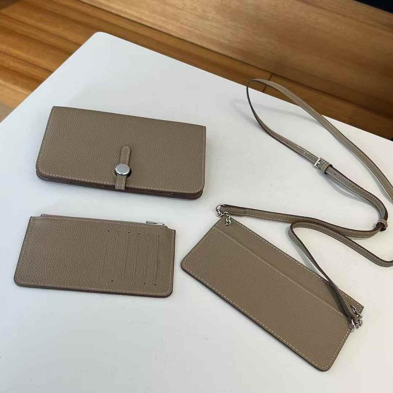 2025 Новый модный верхний слой из коровьей кожи с узором личи, длинный дизайн, ручной диагональный крест, кожаный зажим для паспорта 20x12x2.5CM
2025 Новый модный верхний слой из коровьей кожи с узором личи, длинный дизайн, ручной диагональный крест, кожаный зажим для паспорта 20x12x2.5CM