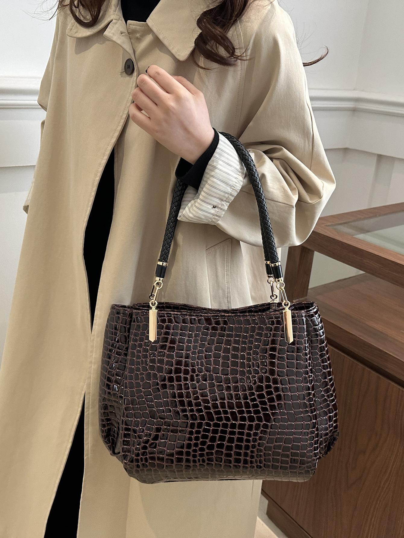 Classic European and American style universal mature temperament women s bag fashionable retro bag crocodile pattern stone pattern коричневий
Classic European and American style universal mature temperament women s bag fashionable retro bag crocodile pattern stone pattern коричневий