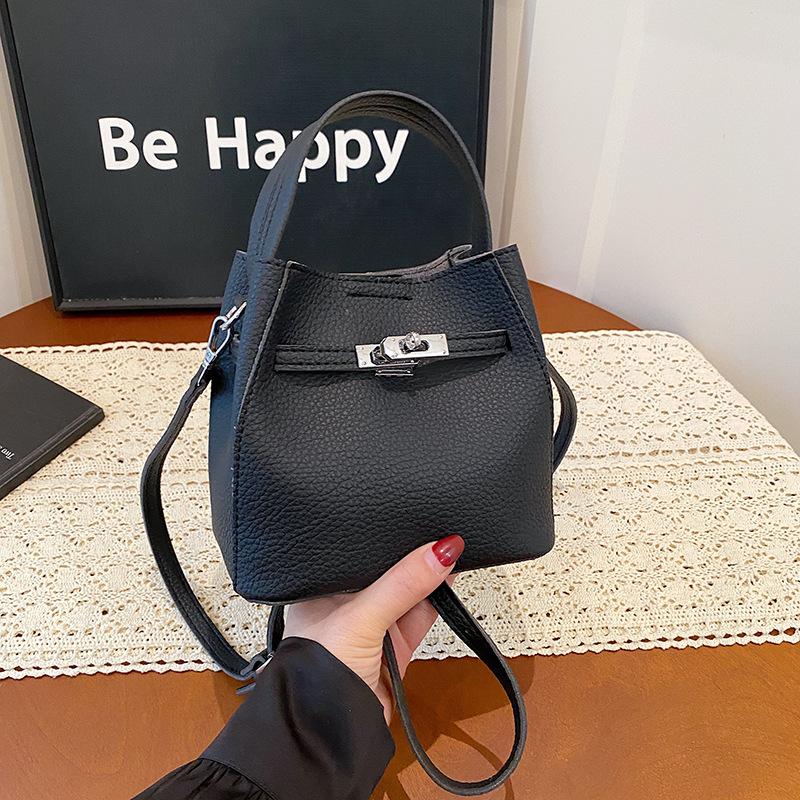 Autumn simple handbag small bag women s new lychee pattern bucket bag versatile shoulder messenger bag
Autumn simple handbag small bag women s new lychee pattern bucket bag versatile shoulder messenger bag