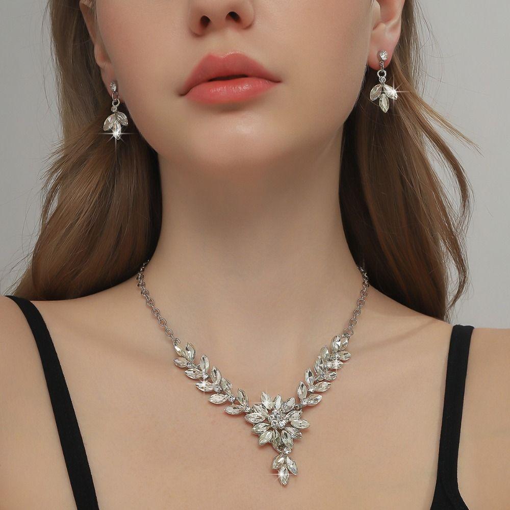 Exquisite Necklace Earrings Set Luxury Crystal Necklace Set Rhinestone Jewelry Set Women білий
Exquisite Necklace Earrings Set Luxury Crystal Necklace Set Rhinestone Jewelry Set Women білий