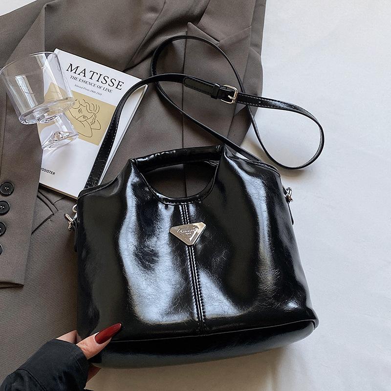 Wholesale new product simple texture Korean version casual portable bucket bag commuting versatile soft leather messenger mother bag women
Wholesale new product simple texture Korean version casual portable bucket bag commuting versatile soft leather messenger mother bag women