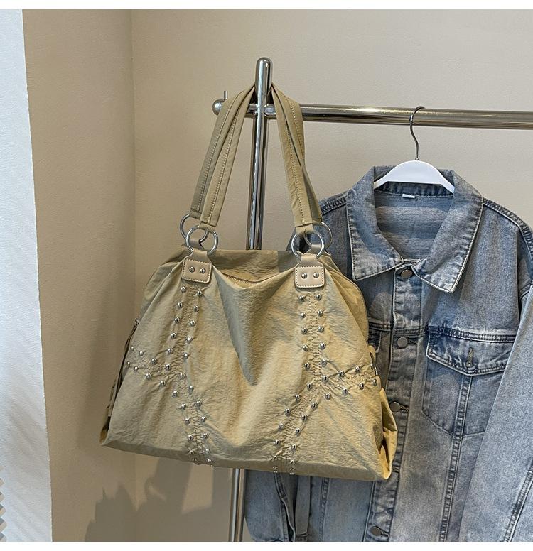Casual Large Capacity Nyl Tote Riveted Shoulder Bag Women s Designer Hobo Handbags High Street Tooling Underarm Clutch Purses 43x17x30cm хакі
Casual Large Capacity Nyl Tote Riveted Shoulder Bag Women s Designer Hobo Handbags High Street Tooling Underarm Clutch Purses 43x17x30cm хакі