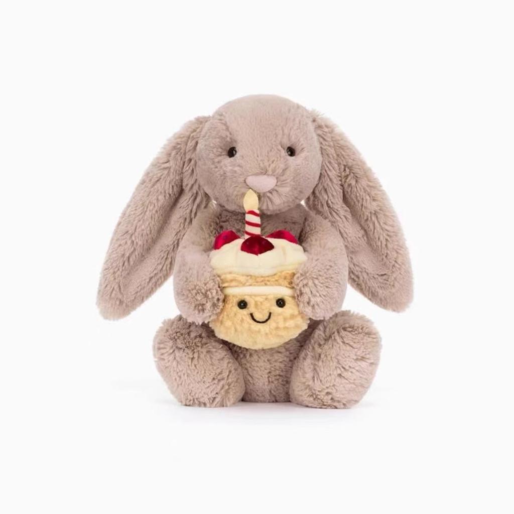 Плюшевая игрушка Jellycat в виде торта с кроликом на день рождения, мягкая игрушка, украшение, детский подарок
Плюшевая игрушка Jellycat в виде торта с кроликом на день рождения, мягкая игрушка, украшение, детский подарок