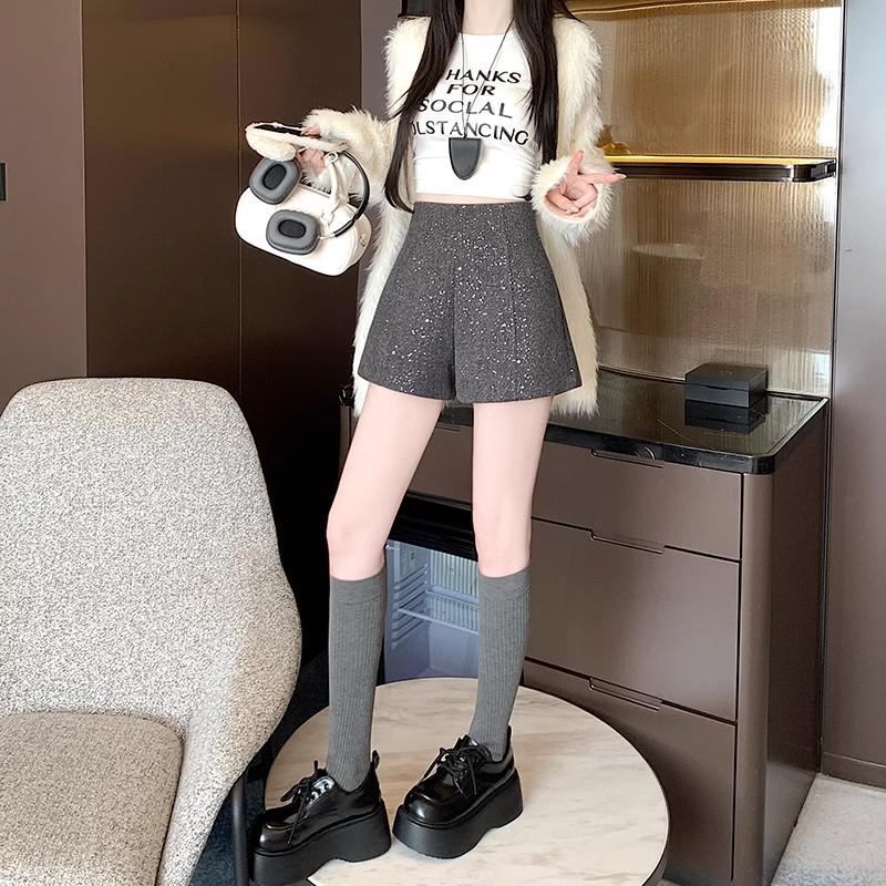 Women s Black Wool A-line Shorts - New 2025 Autumn/Winter Collection - Casual Loose Fit, Wide-leg Design, Perfect with Boots Extra Large сірий колір
Women s Black Wool A-line Shorts - New 2025 Autumn/Winter Collection - Casual Loose Fit, Wide-leg Design, Perfect with Boots Extra Large сірий колір
