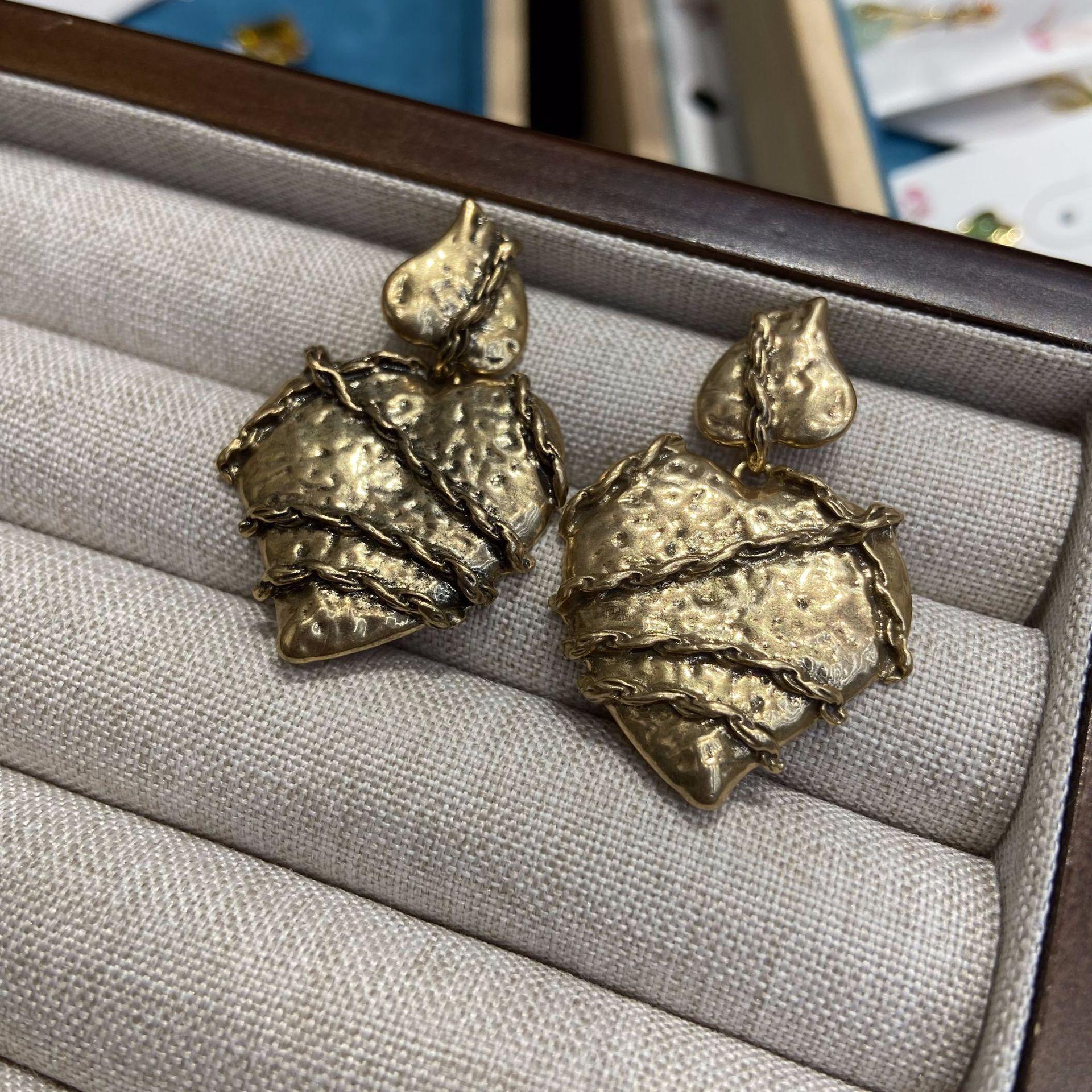 Retro Gilt Thorn Love Earrings, Unique Design Stud Earrings, French Old Court Heavy Industry Exquisite Earrings
Retro Gilt Thorn Love Earrings, Unique Design Stud Earrings, French Old Court Heavy Industry Exquisite Earrings