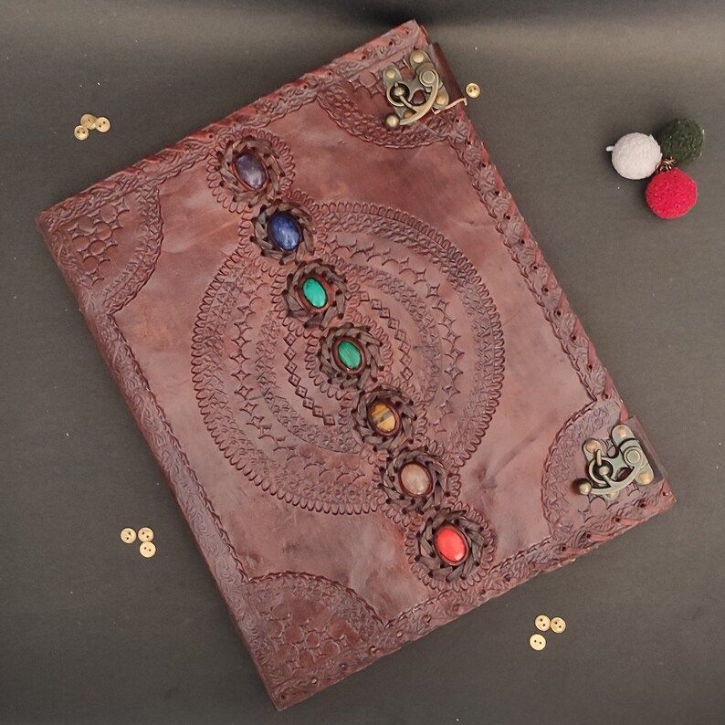 Кожаный журнал ручной работы: Семичакровый Книга Теней. 13 x 10 in - 100 Page
Кожаный журнал ручной работы: Семичакровый Книга Теней. 13 x 10 in - 100 Page