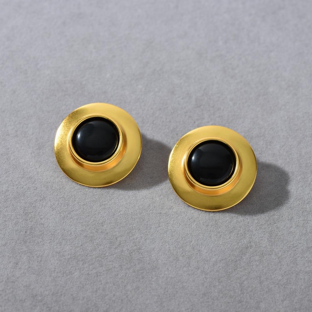 Vintage Copper Plated 18K Real Gold Inlaid Black Agate Hat Shape S925 Silver Needle Stud Earrings Trendy Temperament Earrings
Vintage Copper Plated 18K Real Gold Inlaid Black Agate Hat Shape S925 Silver Needle Stud Earrings Trendy Temperament Earrings