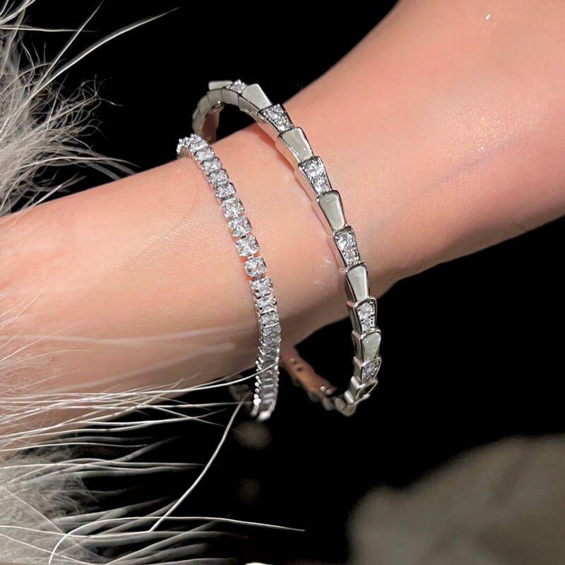 Silver Adjustable Mother-of-Pearl Snake Bone Bracelet with Diamond Texture and Zircon, Luxurious Open Design
Silver Adjustable Mother-of-Pearl Snake Bone Bracelet with Diamond Texture and Zircon, Luxurious Open Design