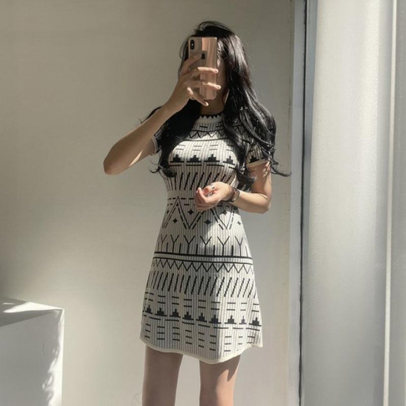 Chic Vintage Geometric Pattern A-Line Knit Dress - Slim Fit, Flattering Round Neck, Short Skirt XXL
Chic Vintage Geometric Pattern A-Line Knit Dress - Slim Fit, Flattering Round Neck, Short Skirt XXL