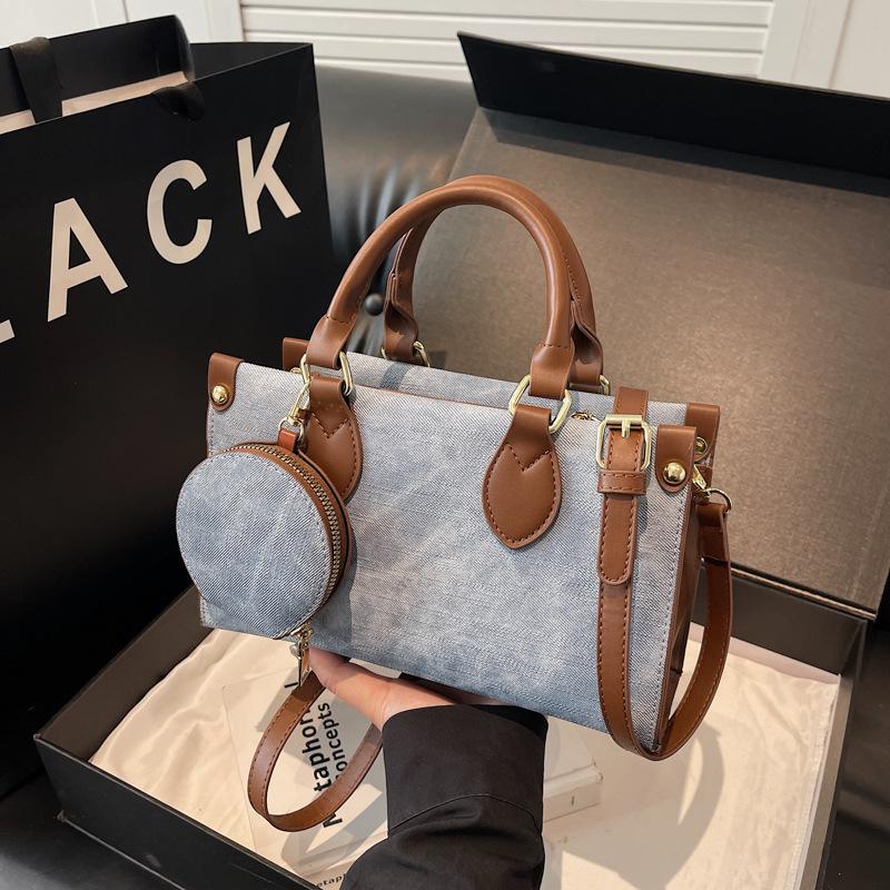 2025 осень и зима новая модная универсальная сумочка женская высококлассный нишевый дизайн дорожная на плечо мессенджер 25*10*15
2025 осень и зима новая модная универсальная сумочка женская высококлассный нишевый дизайн дорожная на плечо мессенджер 25*10*15