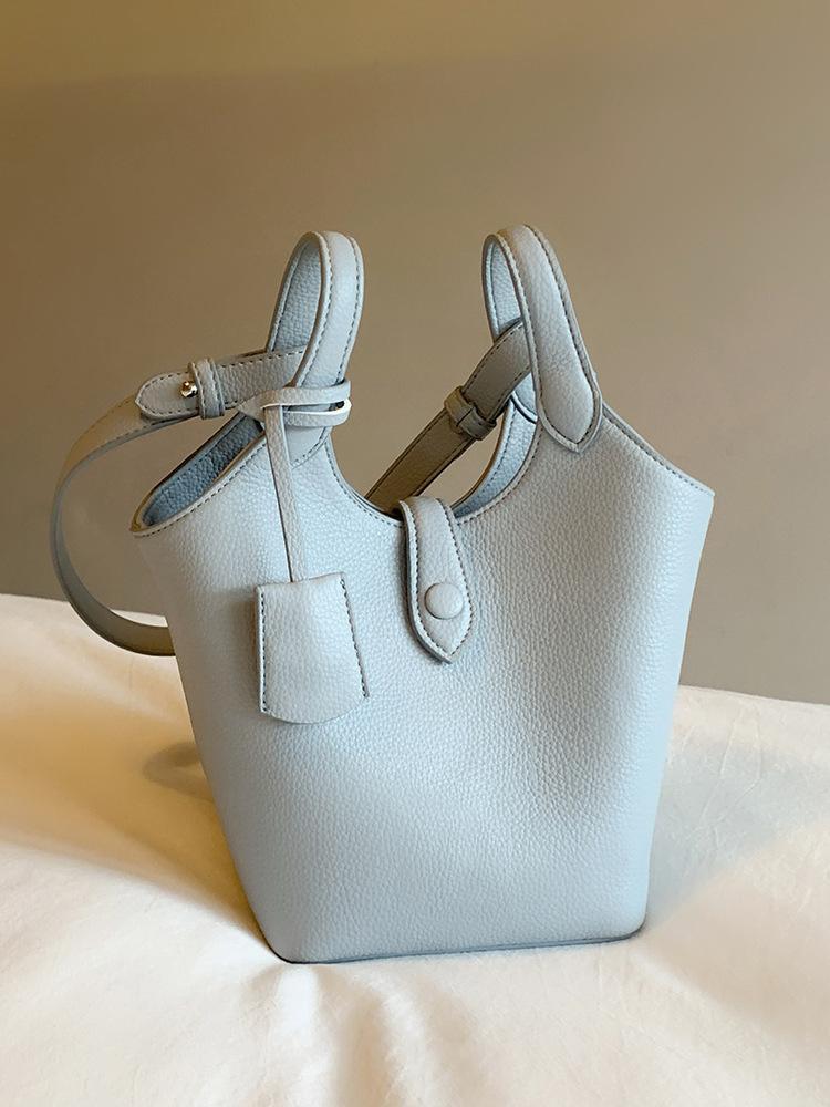 Портативная сумка-корзина для овощей с узором личи, женская новая модная сумка-ведро, универсальная сумка-мессенджер светло-синий
Портативная сумка-корзина для овощей с узором личи, женская новая модная сумка-ведро, универсальная сумка-мессенджер светло-синий