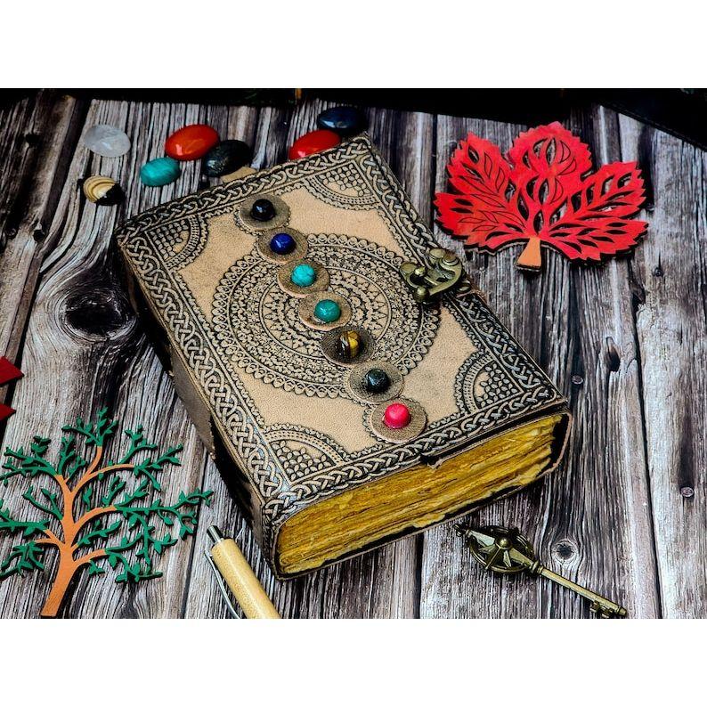 Пустая книга заклинаний теней, журнал с замком-застежкой, кожаный дневник из семи камней, молитвенная языческая книга о семи чакрах 7 x 5 in
Пустая книга заклинаний теней, журнал с замком-застежкой, кожаный дневник из семи камней, молитвенная языческая книга о семи чакрах 7 x 5 in