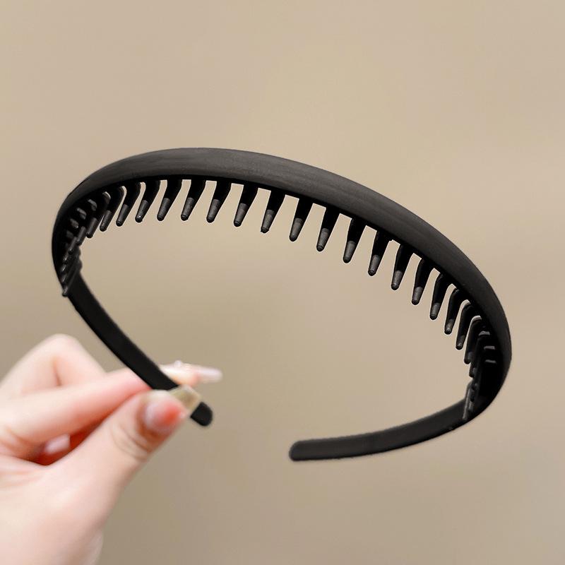 Женская премиальная нескользящая повязка на голову для мытья лица со шпилькой и зубцами.
Женская премиальная нескользящая повязка на голову для мытья лица со шпилькой и зубцами.