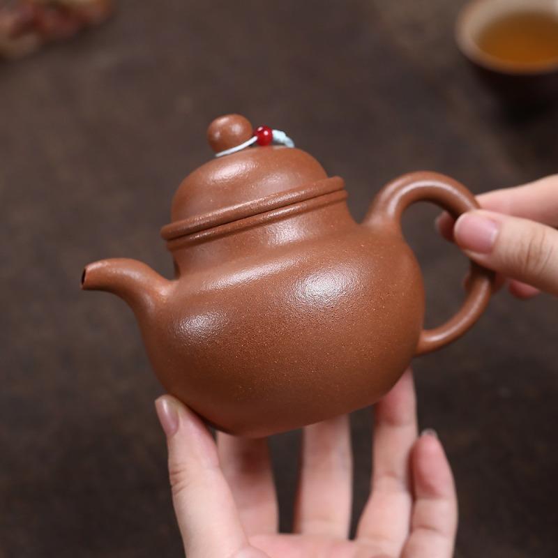 230ml Yixing Purple Clay Teapots Handmade Duōqíu Pot Raw Ore Gold Downhill Mud Tea Soaking Kettle With Strainer Zisha Tea Set
230ml Yixing Purple Clay Teapots Handmade Duōqíu Pot Raw Ore Gold Downhill Mud Tea Soaking Kettle With Strainer Zisha Tea Set