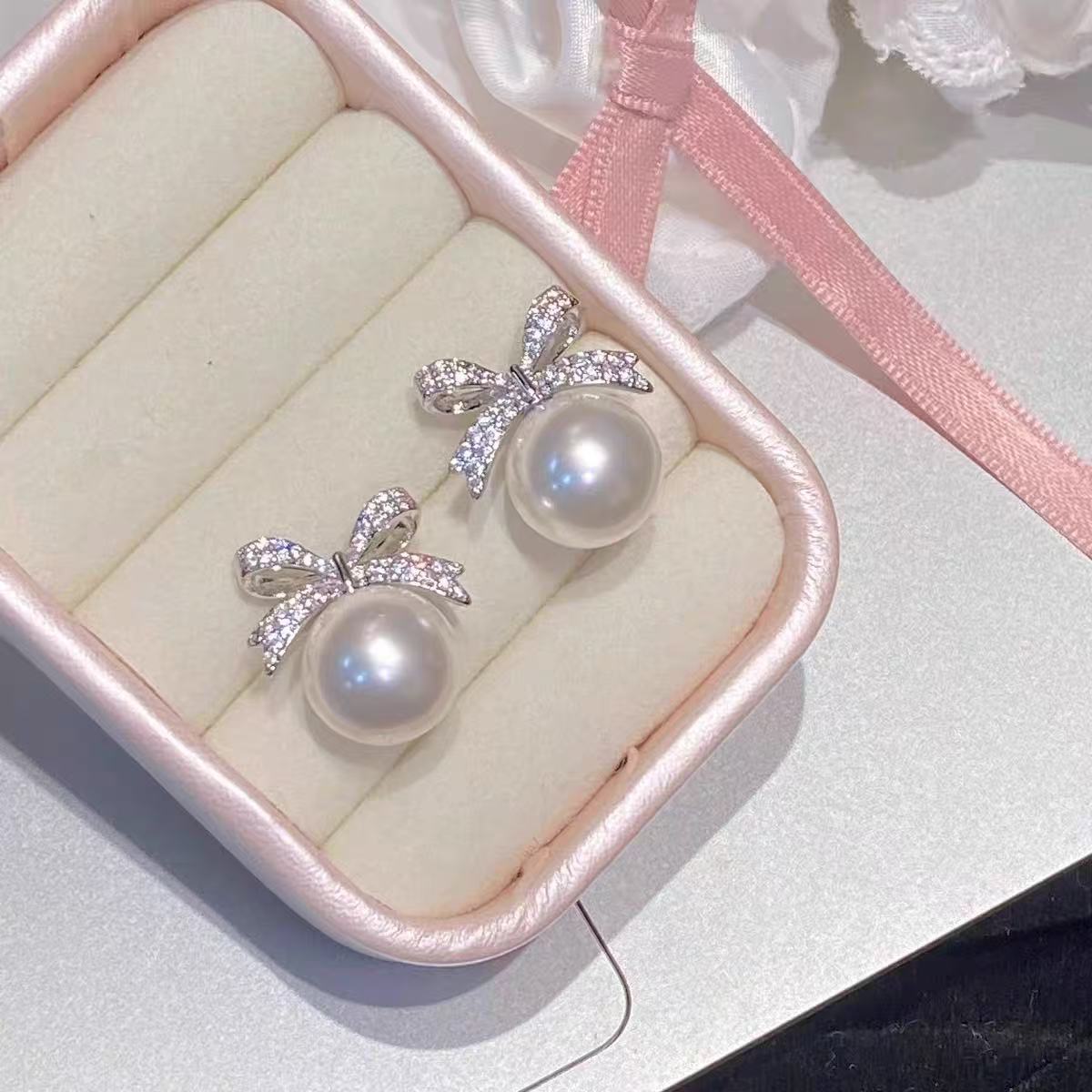 Butterfly pearl stud earrings women s light luxury niche design high-end ear clips without ear piercings temperament earrings tide
Butterfly pearl stud earrings women s light luxury niche design high-end ear clips without ear piercings temperament earrings tide