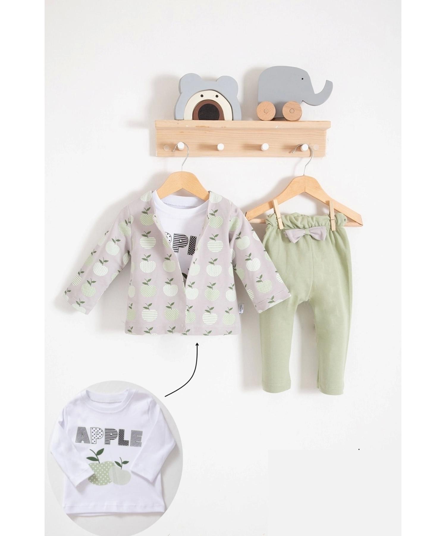 Комплект из 3 предметов для девочки с курткой с узором Apple
Комплект из 3 предметов для девочки с курткой с узором Apple