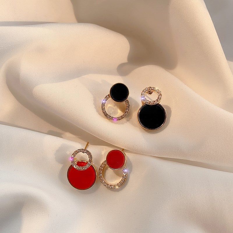 Geometric red, black and red two-color circle, personalized stud earrings, women s small and simple temperament, cold wind earrings tide
Geometric red, black and red two-color circle, personalized stud earrings, women s small and simple temperament, cold wind earrings tide