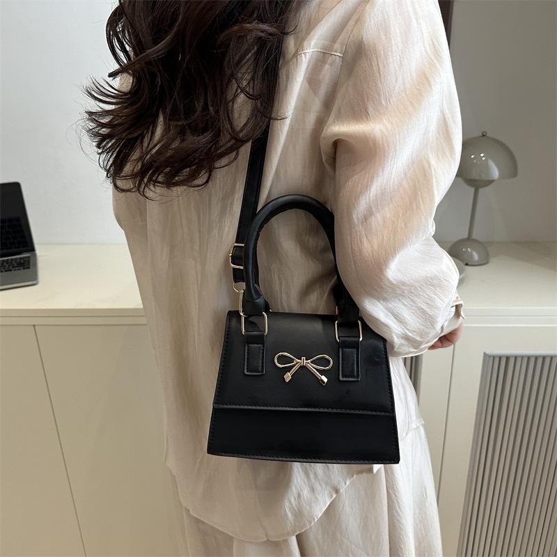 Popular fashion handbag summer new small fresh sweet bow messenger small square bag хакі
Popular fashion handbag summer new small fresh sweet bow messenger small square bag хакі