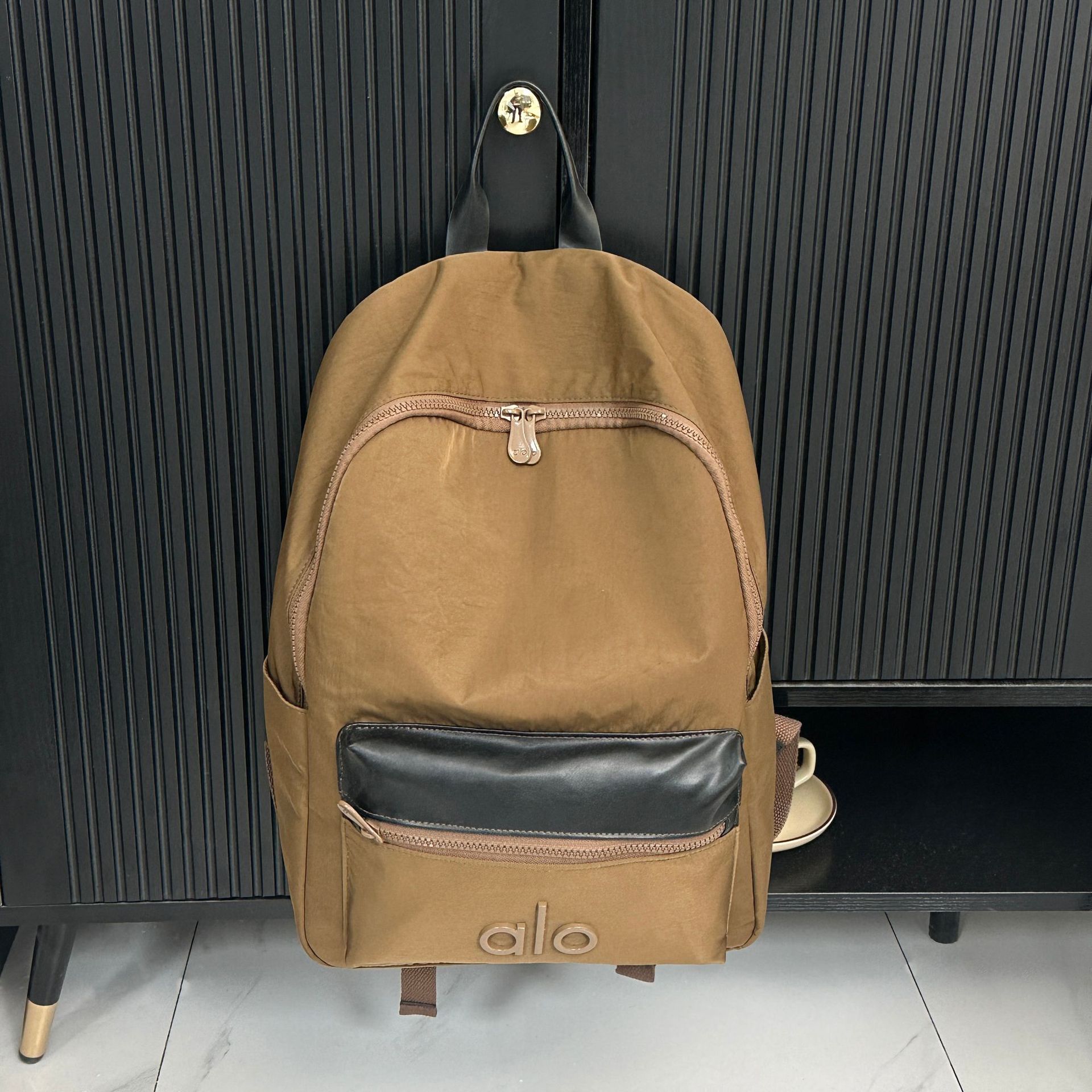 New Backpack Waterproof Nylon Fabric Casual Versatile Travel Bag Personalized Lightweight Large Capacity Backpack коричневий
New Backpack Waterproof Nylon Fabric Casual Versatile Travel Bag Personalized Lightweight Large Capacity Backpack коричневий