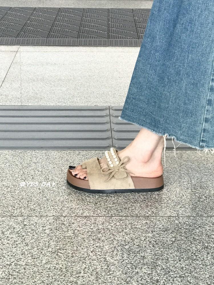 Sweet pearl bow flat bottom set toe one-word drag girl 2025 summer new beach wear Boken cool slippers 40
Sweet pearl bow flat bottom set toe one-word drag girl 2025 summer new beach wear Boken cool slippers 40