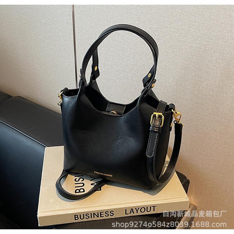 Vintage tote bag women s 2025 new trendy fashion Korean portable messenger bag small large capacity shoulder bucket bag
Vintage tote bag women s 2025 new trendy fashion Korean portable messenger bag small large capacity shoulder bucket bag