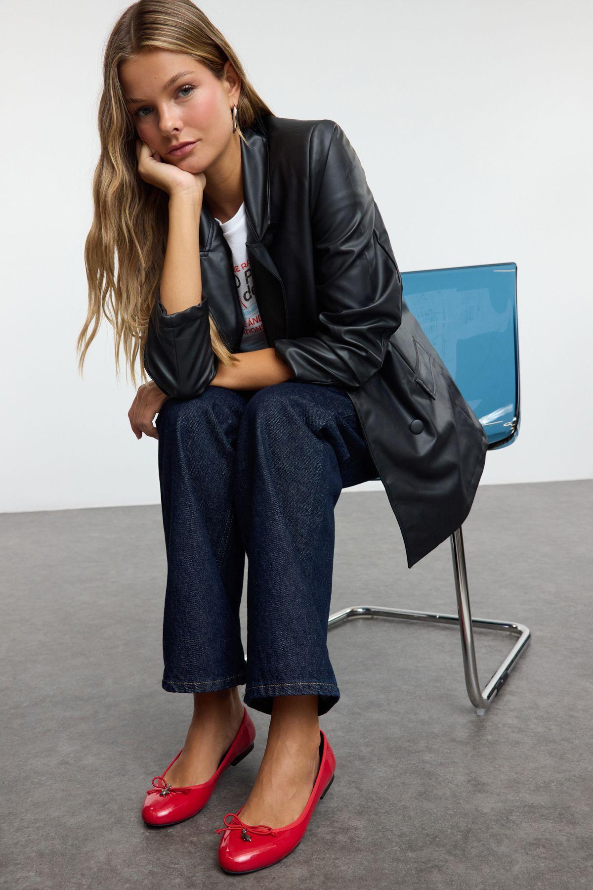 Темно-красные женские балетки из лакированной кожи на низком каблуке с металлическими аксессуарами и металлическими аксессуарами 36
Темно-красные женские балетки из лакированной кожи на низком каблуке с металлическими аксессуарами и металлическими аксессуарами 36