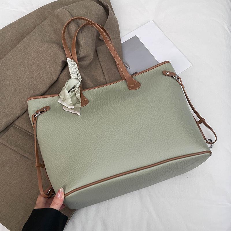 Light luxury tote bag women s foreign style 2025 autumn new fashion simple bag casual large capacity messenger bag women s shoulder bag зелёный
Light luxury tote bag women s foreign style 2025 autumn new fashion simple bag casual large capacity messenger bag women s shoulder bag зелёный