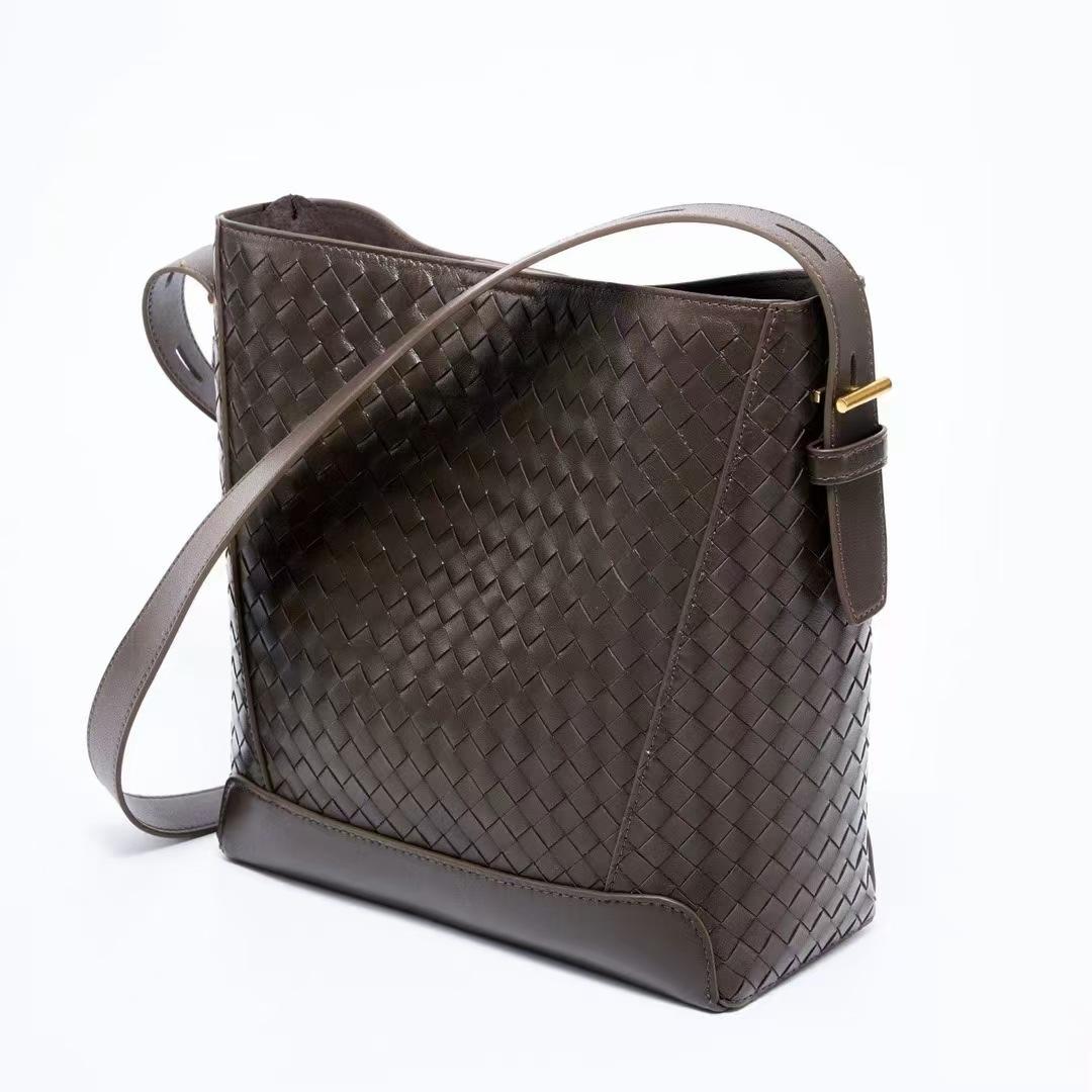 Сумка-тоут из овчины, ручная работа, новая, для поездок на работу, большая вместимость, модная сумка через плечо 30x12x26.5cm шоколадный коричневый
Сумка-тоут из овчины, ручная работа, новая, для поездок на работу, большая вместимость, модная сумка через плечо 30x12x26.5cm шоколадный коричневый