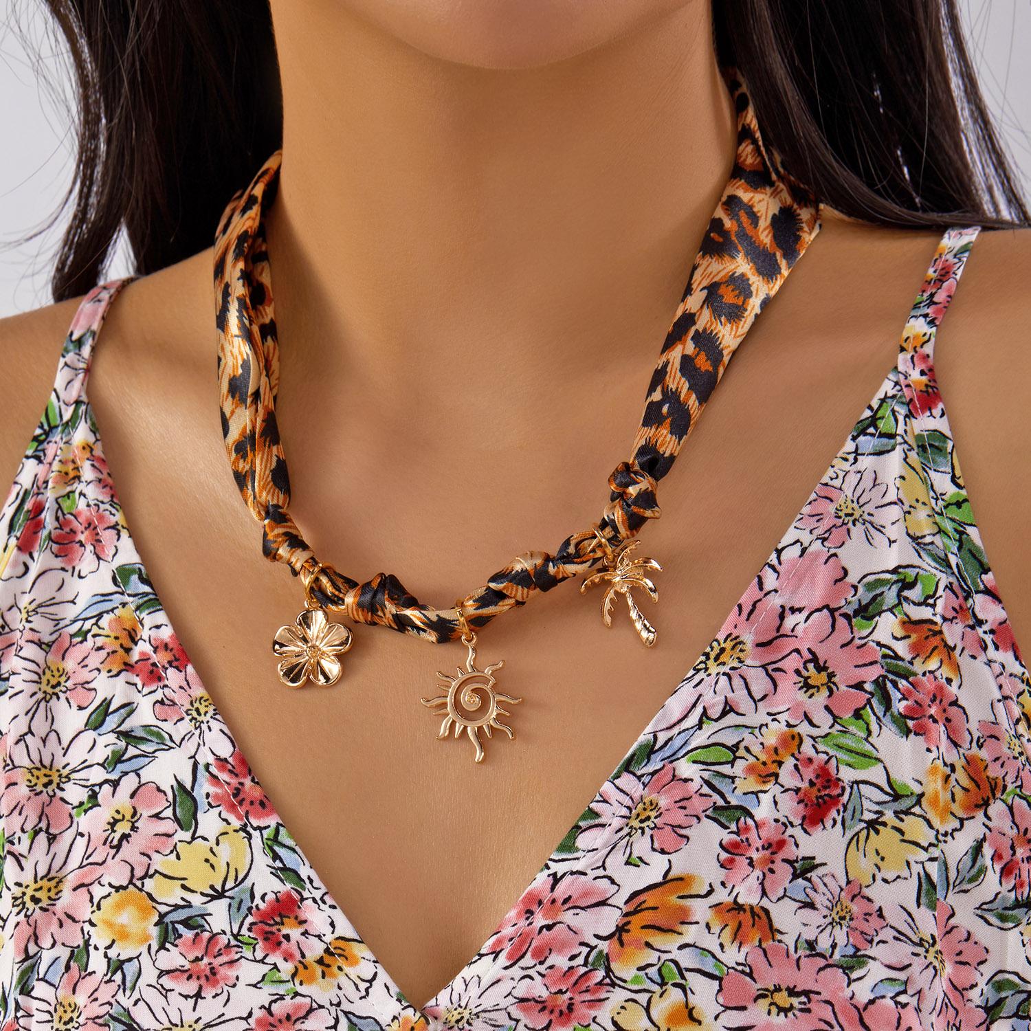 Design Sense Heart Cherry Pendant Ribbon Necklace for Women Handmade Flowers Scarf Necklace Charms Adjustable Chocker Jewelry
Design Sense Heart Cherry Pendant Ribbon Necklace for Women Handmade Flowers Scarf Necklace Charms Adjustable Chocker Jewelry