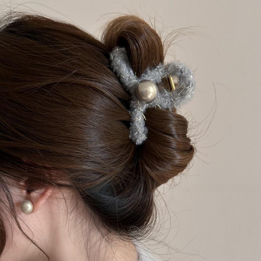 Golden silk plush pearl grab clip autumn and winter back head disc hair shark clip temperament hairpin hair accessories
Golden silk plush pearl grab clip autumn and winter back head disc hair shark clip temperament hairpin hair accessories
