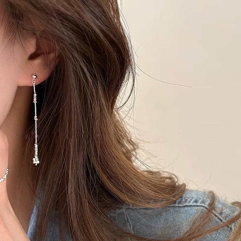 Ear clips, high-end broken silver metal long stud earrings, earrings, pendants, niche personality, simple and fashionable, earrings without piercings.
Ear clips, high-end broken silver metal long stud earrings, earrings, pendants, niche personality, simple and fashionable, earrings without piercings.