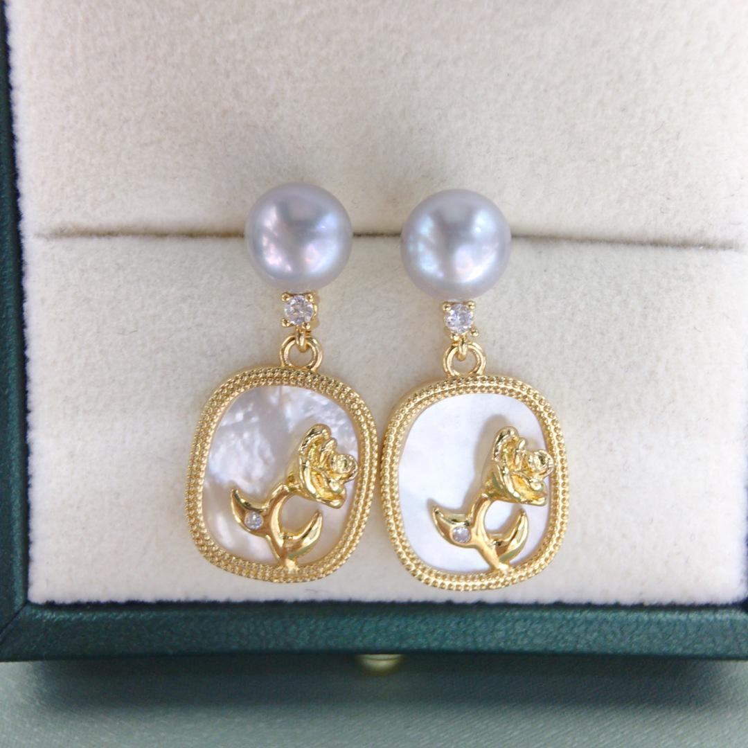 Sterling Silver Earrings: Geometric Square with Freshwater Pearl Rose Flower Design сірий колір
Sterling Silver Earrings: Geometric Square with Freshwater Pearl Rose Flower Design сірий колір
