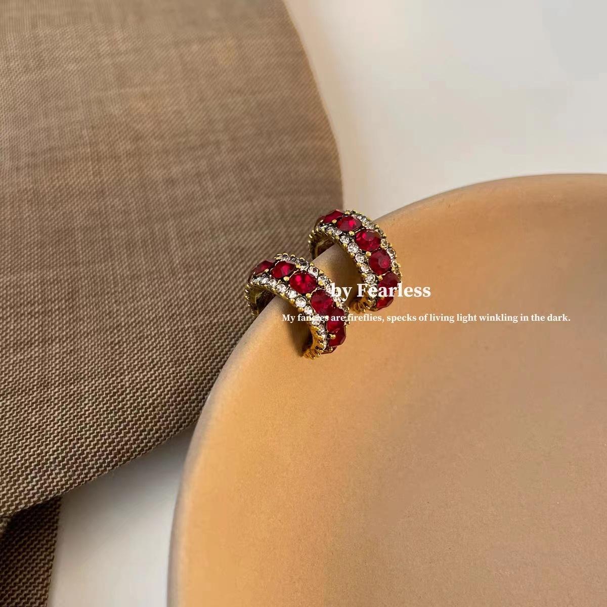 Retro old feeling red small diamond C-shaped earrings women s niche design feeling high-grade light luxury earrings золотий
Retro old feeling red small diamond C-shaped earrings women s niche design feeling high-grade light luxury earrings золотий