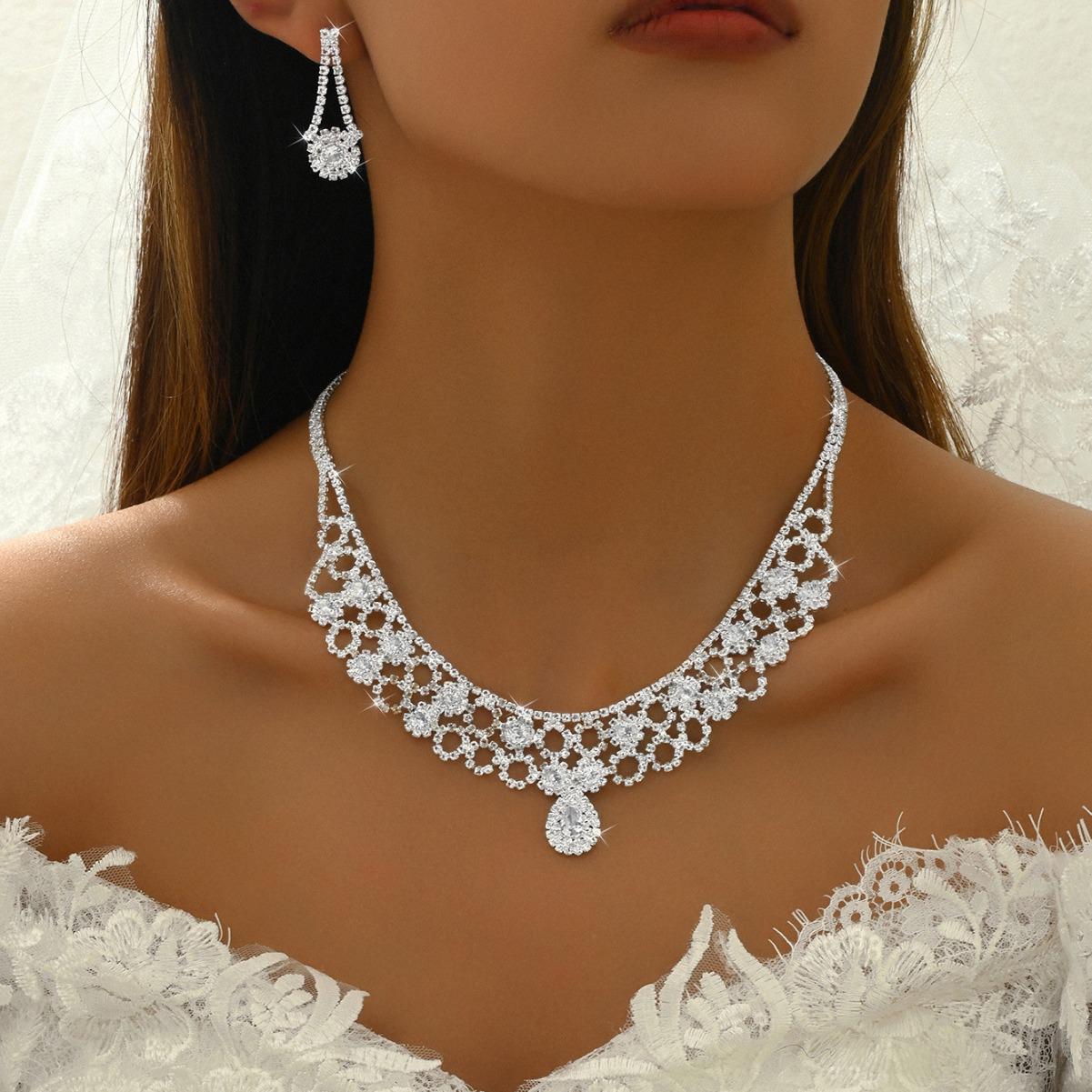 Комплект ожерелья с кисточками-капельками и стразами - Европейский и американский высококлассный ретро вечерний чокер
Комплект ожерелья с кисточками-капельками и стразами - Европейский и американский высококлассный ретро вечерний чокер