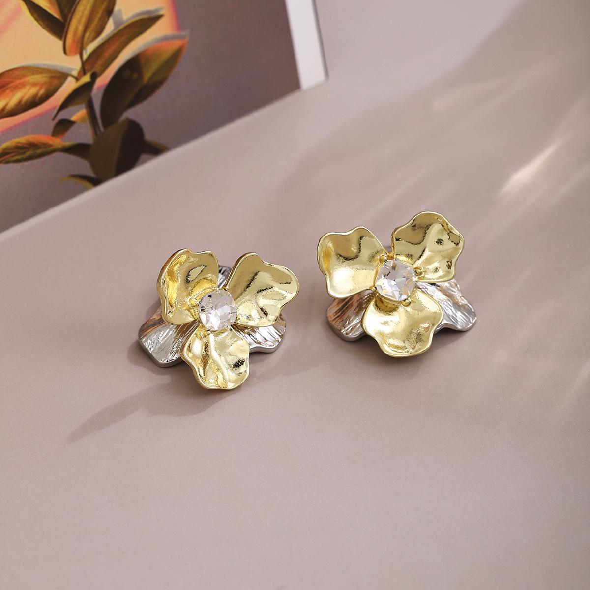 Retro Simple Color Matching Zircon Diamond Flower Earrings, Light Luxury High-End Metal Style Fashion Temperament Stud Earrings Women
Retro Simple Color Matching Zircon Diamond Flower Earrings, Light Luxury High-End Metal Style Fashion Temperament Stud Earrings Women