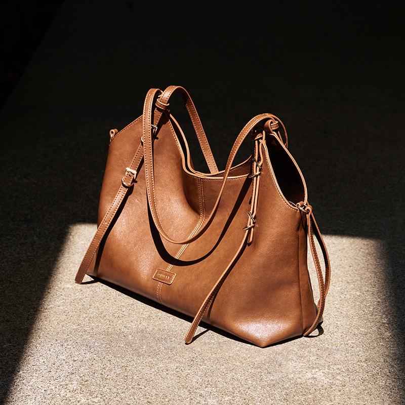 Mrs. Qiao 2025 Summer Tote Bag New Fashion Versatile Large Capacity Shoulder Bag Simple Trendy Casual Women s Bag Upper Width44.5CM*Lower W
Mrs. Qiao 2025 Summer Tote Bag New Fashion Versatile Large Capacity Shoulder Bag Simple Trendy Casual Women s Bag Upper Width44.5CM*Lower W