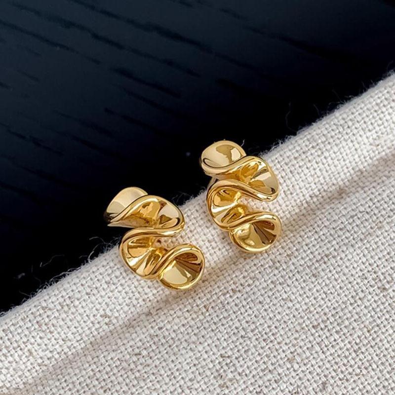 Compact and Personalized Pleated Wave Earrings
Compact and Personalized Pleated Wave Earrings