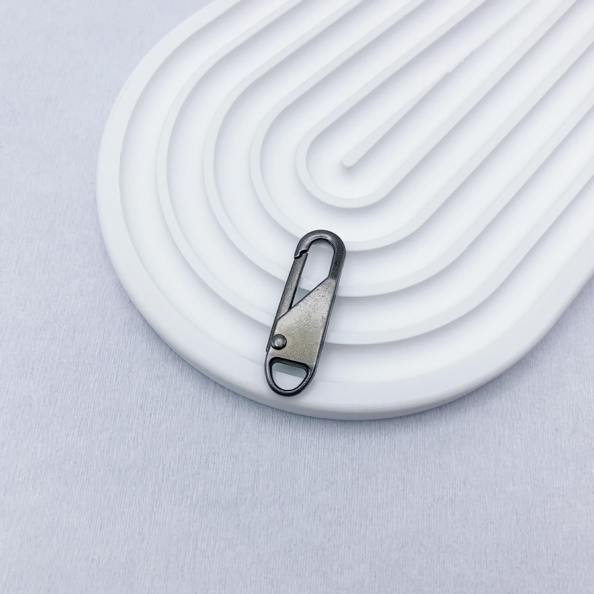 Tool-Free Zipper Pull Tab Replacement for Bags, Backpacks, Coats, and Clothes – Removable Alloy Spring Zipper.
Tool-Free Zipper Pull Tab Replacement for Bags, Backpacks, Coats, and Clothes – Removable Alloy Spring Zipper.