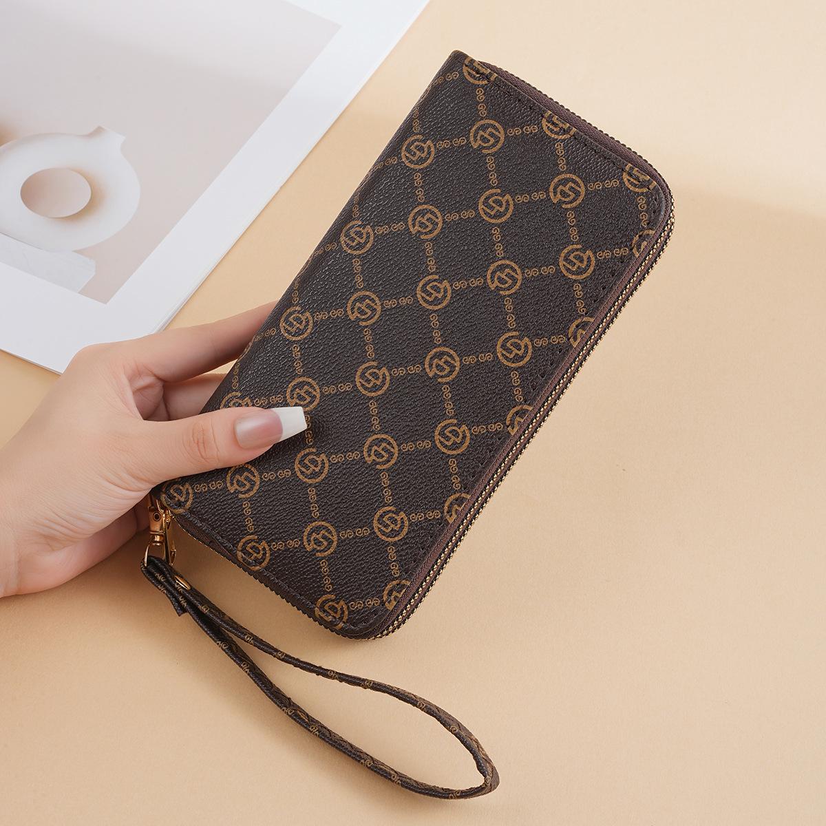 Женский клатч большого объема с винтажным монограммным принтом: 2025 Длинный кошелек с двойной молнией и ручная сумка для телефона
Женский клатч большого объема с винтажным монограммным принтом: 2025 Длинный кошелек с двойной молнией и ручная сумка для телефона