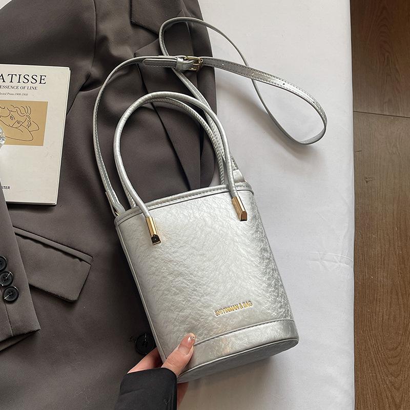 Оптовая продажа популярный нишевый дизайн повседневная простая сумка-ведро для ношения в руке модная высококачественная текстура универсальная сумка-мессенджер сумка женская
Оптовая продажа популярный нишевый дизайн повседневная простая сумка-ведро для ношения в руке модная высококачественная текстура универсальная сумка-мессенджер сумка женская